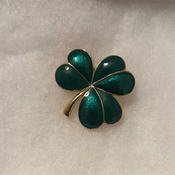 Jewelry - Elegant Green Clover Brooch